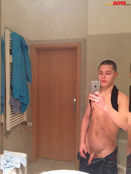 Der junge Typ Adam Kreyson posiert nackt und zeigt seinen heißen Arsch im Badezimmer