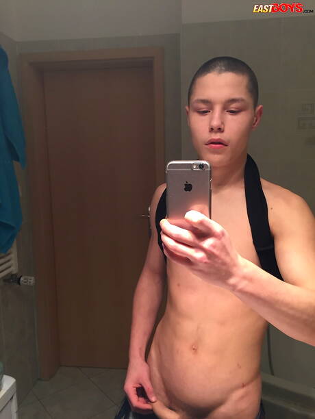 Der junge Typ Adam Kreyson posiert nackt und zeigt seinen heißen Arsch im Badezimmer