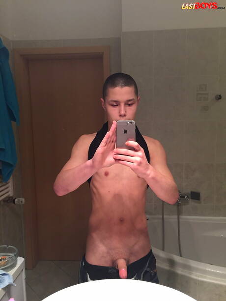 Der junge Typ Adam Kreyson posiert nackt und zeigt seinen heißen Arsch im Badezimmer