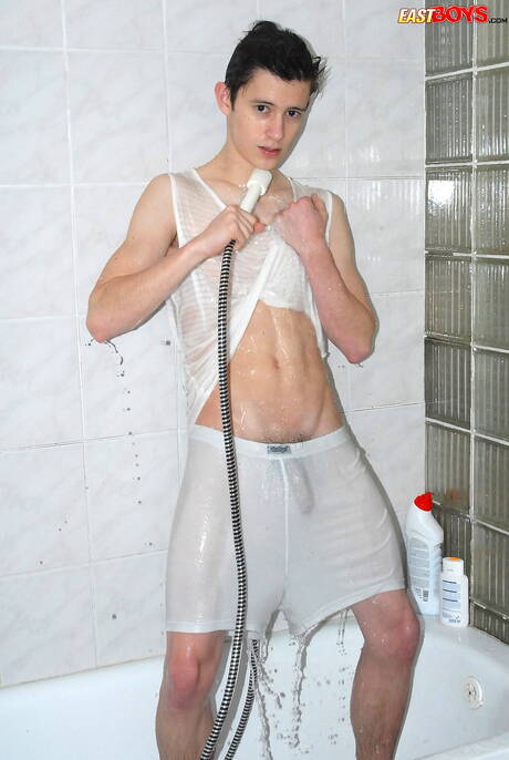 Der junge Typ Antonio Palmer zieht sich unter der Dusche aus