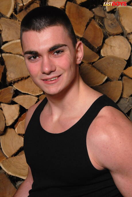 身材健美的法蘭克漢森脫光衣服，露出緊實的臀部