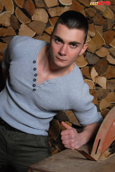 身材健美的法蘭克漢森脫光衣服，露出緊實的臀部