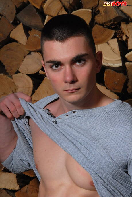 身材健美的法蘭克漢森脫光衣服，露出緊實的臀部