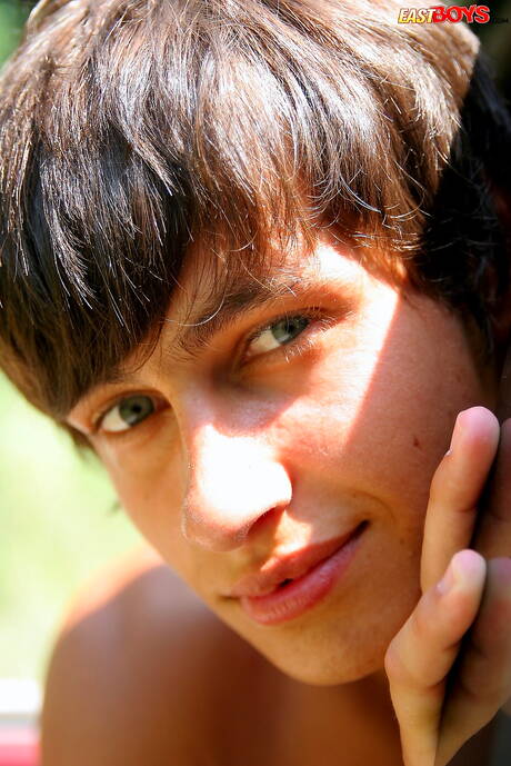 Der kräftige Alfonso Ruiz zeigt nach einem Strandspaziergang einen perfekten Körper