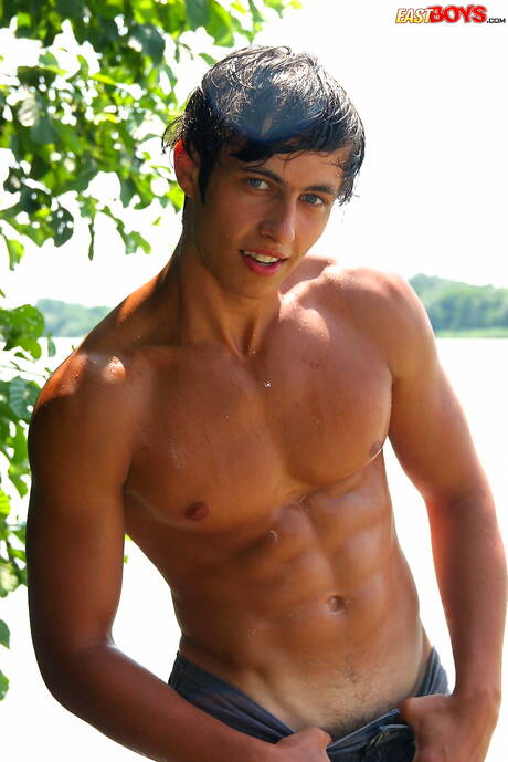 Der kräftige Alfonso Ruiz zeigt nach einem Strandspaziergang einen perfekten Körper