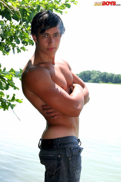 Der kräftige Alfonso Ruiz zeigt nach einem Strandspaziergang einen perfekten Körper