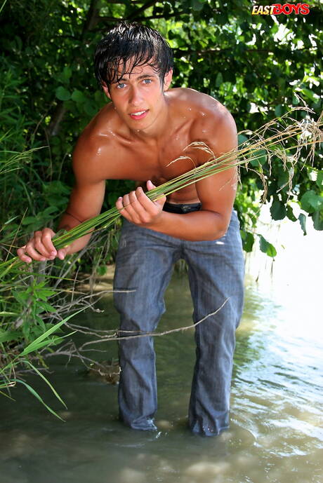 Der kräftige Alfonso Ruiz zeigt nach einem Strandspaziergang einen perfekten Körper