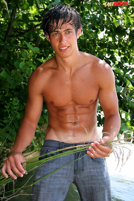 Der kräftige Alfonso Ruiz zeigt nach einem Strandspaziergang einen perfekten Körper