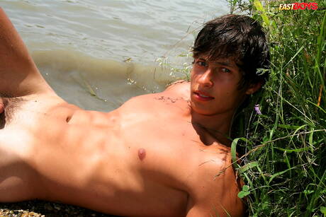 Der kräftige Alfonso Ruiz zeigt nach einem Strandspaziergang einen perfekten Körper