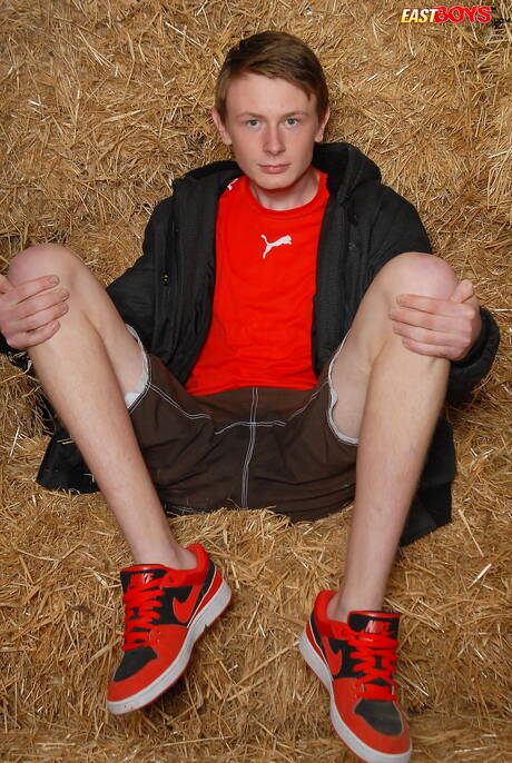 Twink Richard Frank zeigt einen wunderschönen Körper