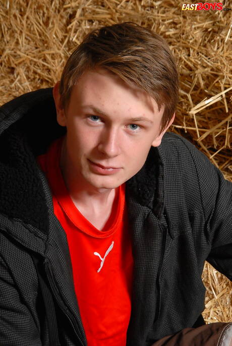 Twink Richard Frank zeigt einen wunderschönen Körper