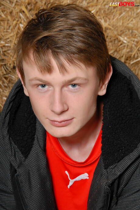 Twink Richard Frank zeigt einen wunderschönen Körper