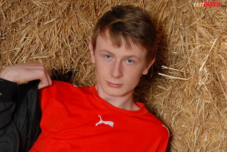 Twink Richard Frank zeigt einen wunderschönen Körper