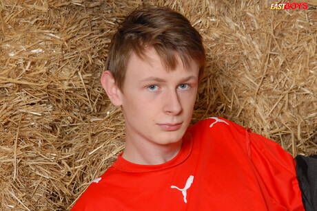 Twink Richard Frank zeigt einen wunderschönen Körper