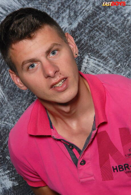 Przystojniak Robert Troxler pozuje nago