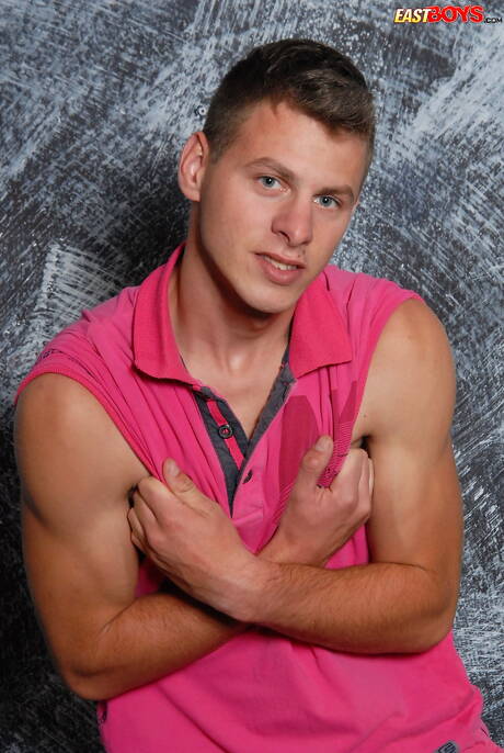 Przystojniak Robert Troxler pozuje nago