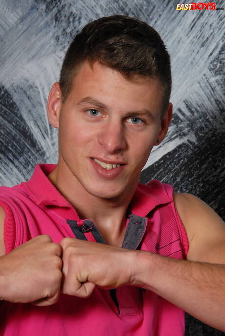 Przystojniak Robert Troxler pozuje nago