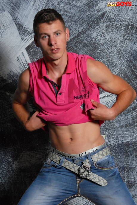 Przystojniak Robert Troxler pozuje nago