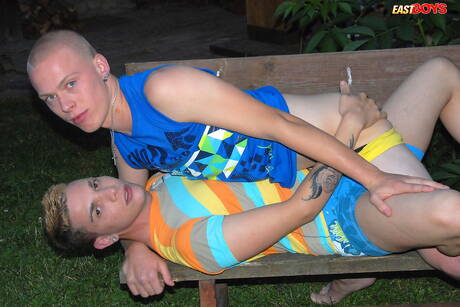 El joven Alfie se folla el culo después de chuparlo al aire libre