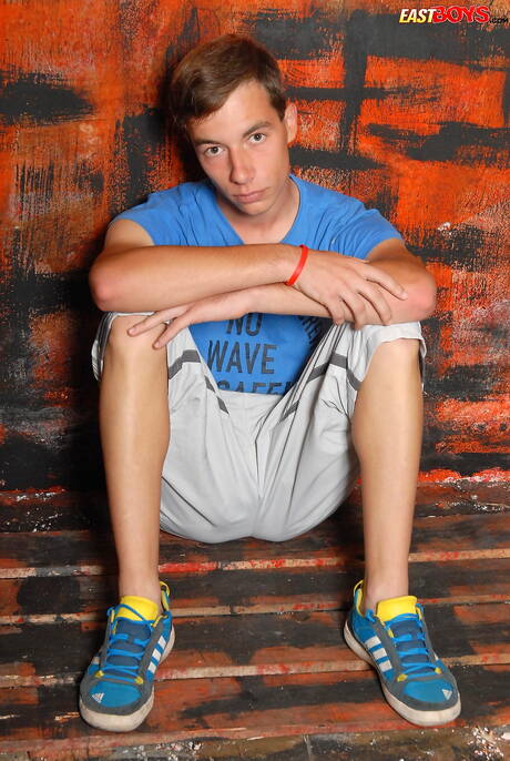 Le jeune Mark Conley se masturbe