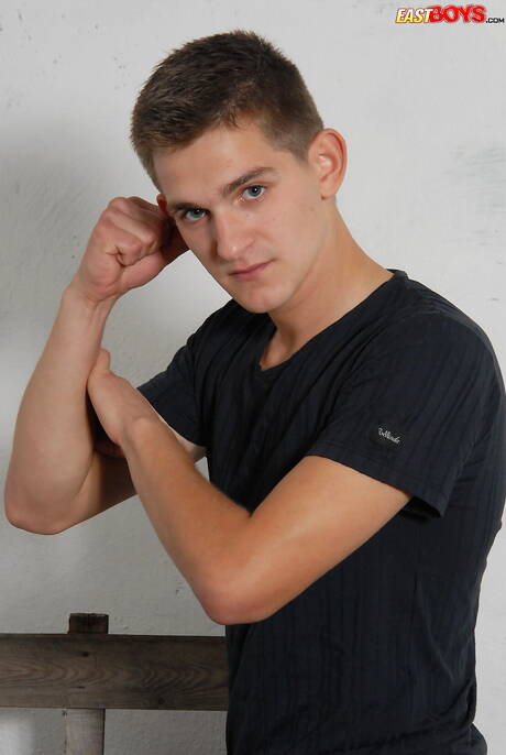 Le jeune Bruce Canton posant nu