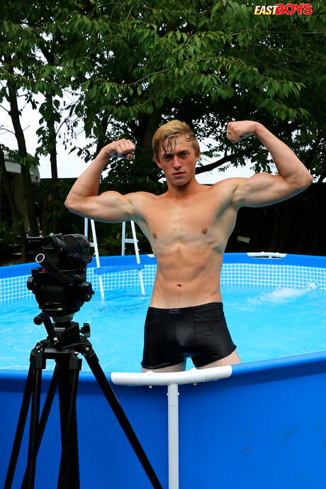 Strong bull Blake Orson shows a perfect body in the pool