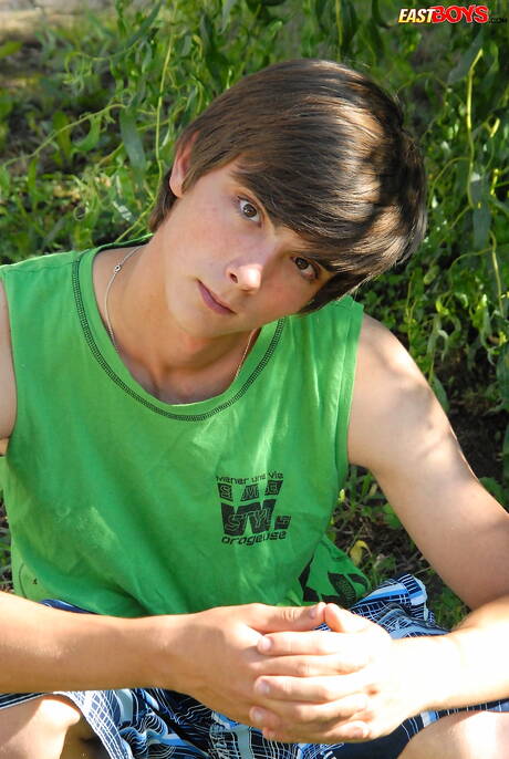 Hot twink Colin Bates posing nude outdoor