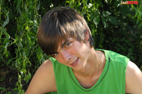 Le minet sexy Colin Bates pose nu en extérieur