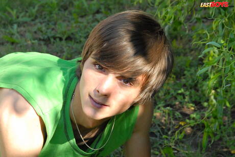 Le minet sexy Colin Bates pose nu en extérieur