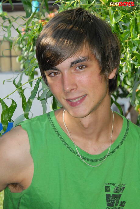 Hot twink Colin Bates posing nude outdoor