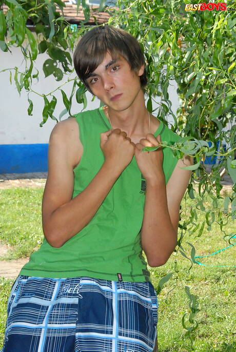 Le minet sexy Colin Bates pose nu en extérieur