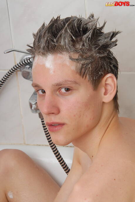 East Boys: 年輕男孩大衛和年輕帥哥德雷克在浴室裡享受口交