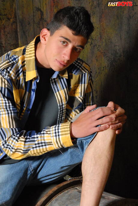 年輕帥哥 Dean Eakins 裸體擺造型，展現性感臀部