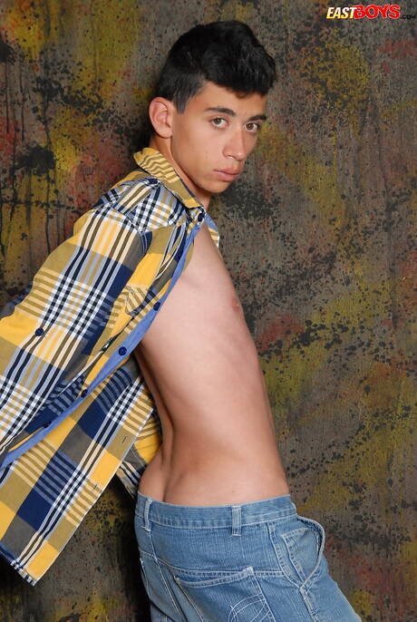 年輕帥哥 Dean Eakins 裸體擺造型，展現性感臀部