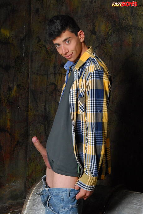 Le jeune mec Dean Eakins pose nu et montre ses fesses chaudes