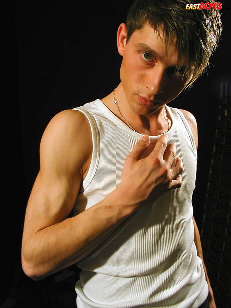 美少年オリバー・ベルがチンポをシゴく