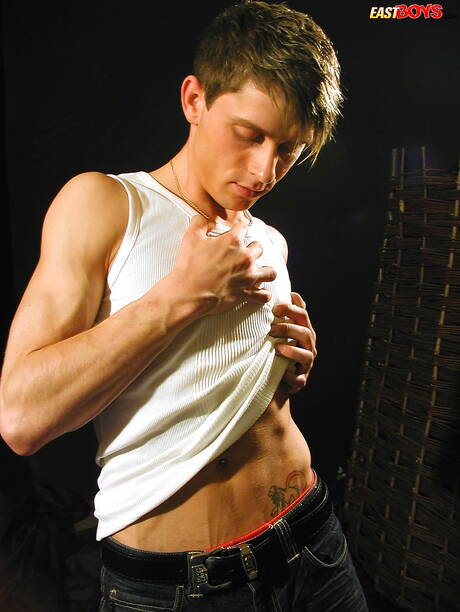 美少年オリバー・ベルがチンポをシゴく