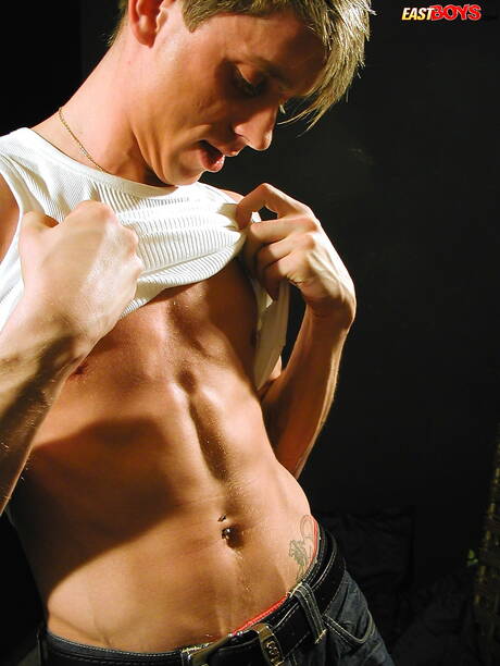 美少年オリバー・ベルがチンポをシゴく