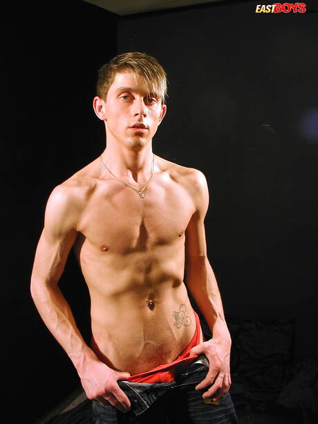 美少年オリバー・ベルがチンポをシゴく