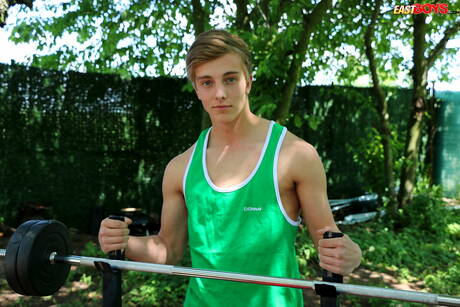 性感小鮮肉阿貝爾羅曼諾夫在戶外裸體擺造型