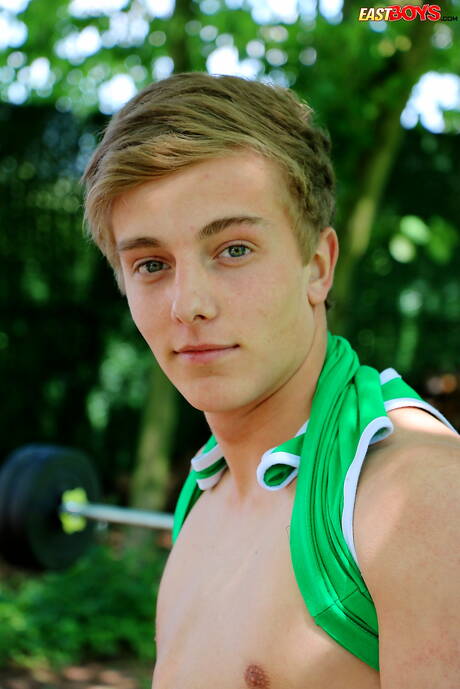 性感小鮮肉阿貝爾羅曼諾夫在戶外裸體擺造型