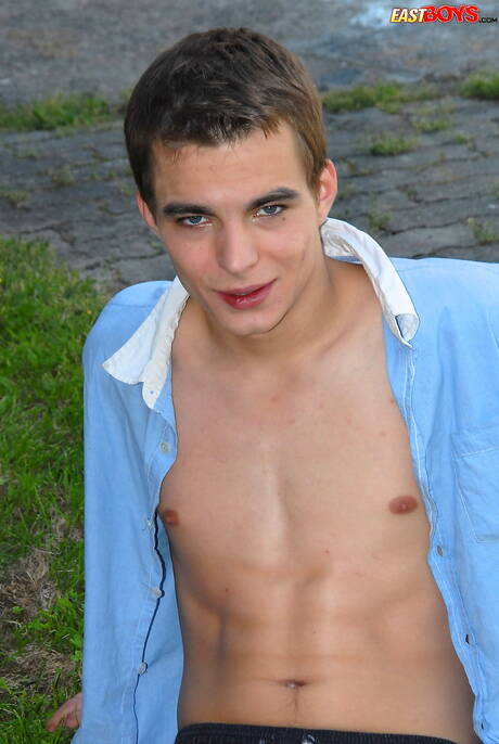 年輕的 Daryl 在戶外裸體擺造型，露出性感的臀部