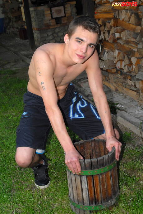 年輕的 Daryl 在戶外裸體擺造型，露出性感的臀部