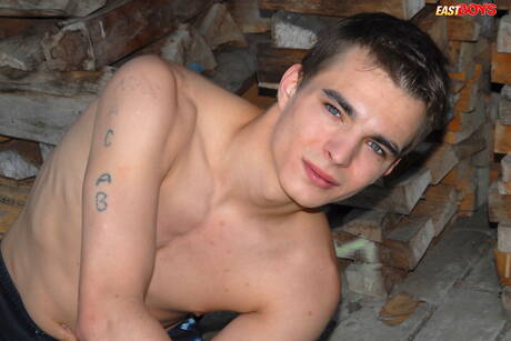 年輕的 Daryl 在戶外裸體擺造型，露出性感的臀部