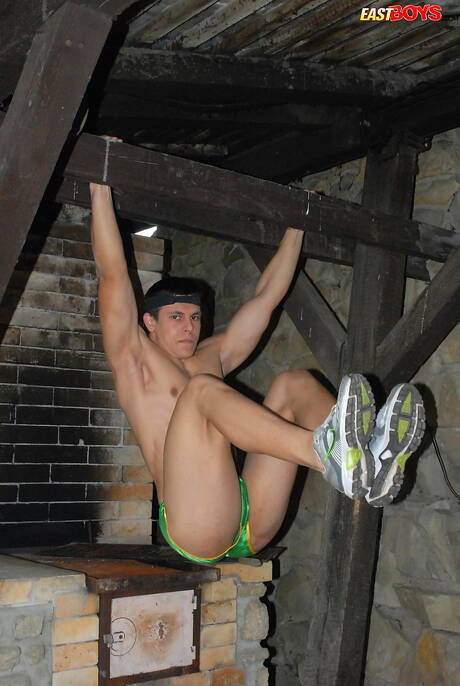 Silny byk Reece drażni swojego kutasa