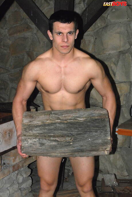 Starker Bulle Reece neckt seinen Schwanz