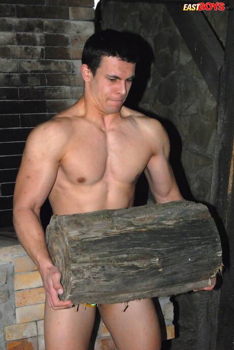 Starker Bulle Reece neckt seinen Schwanz