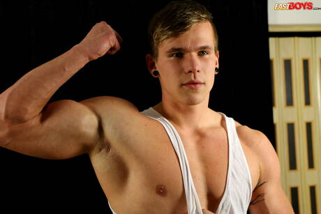 Beefy Brody shows a perfect body