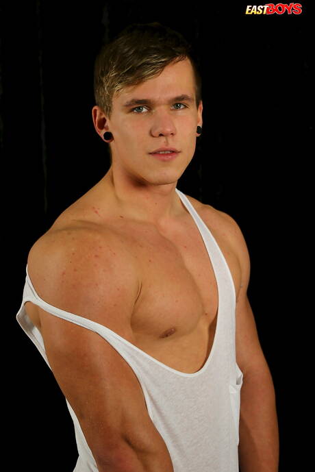 Beefy Brody shows a perfect body