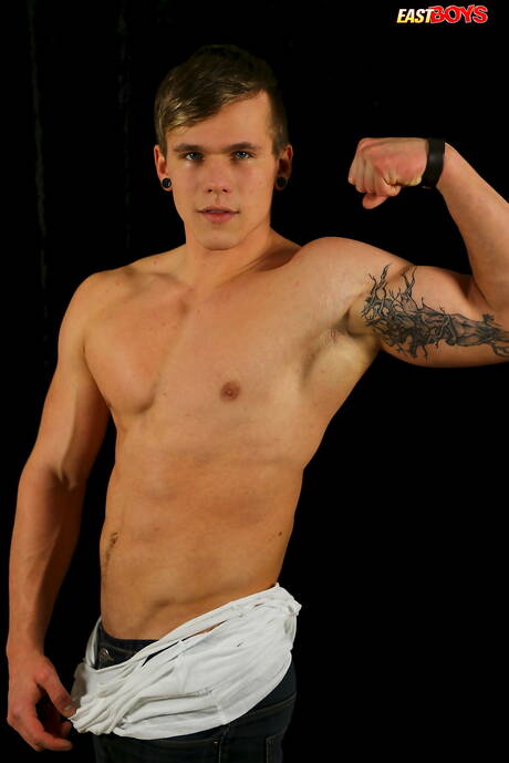 Beefy Brody shows a perfect body